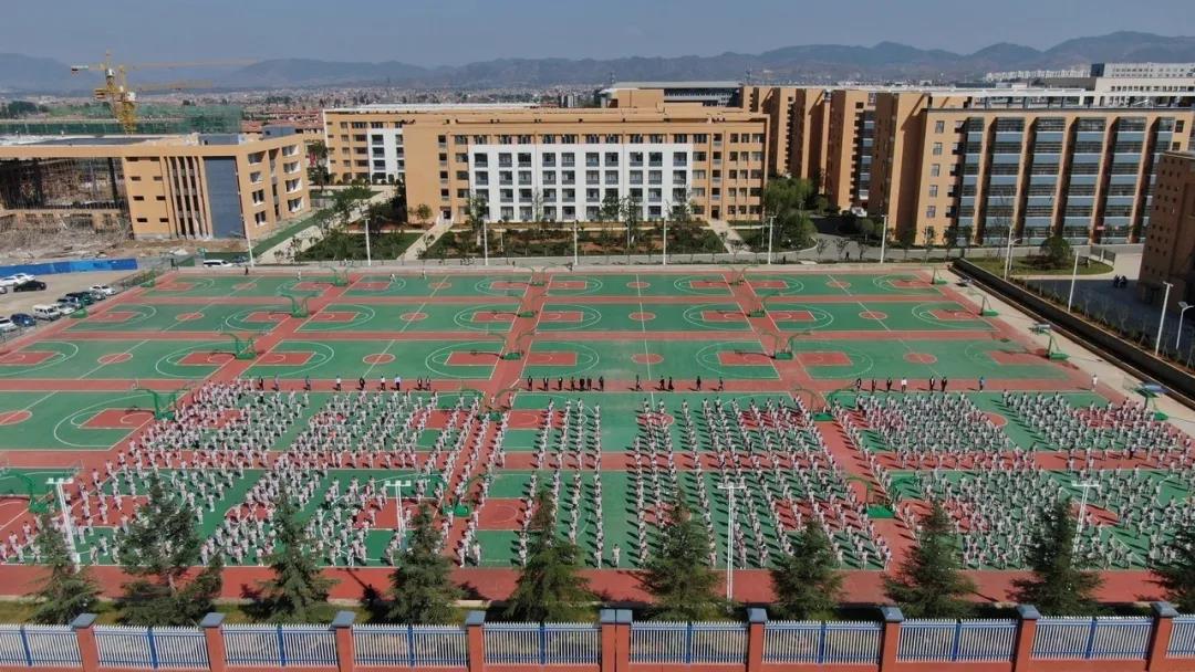 正道敬塑孔子圣像 师生传承先贤精神-昭通正道高级