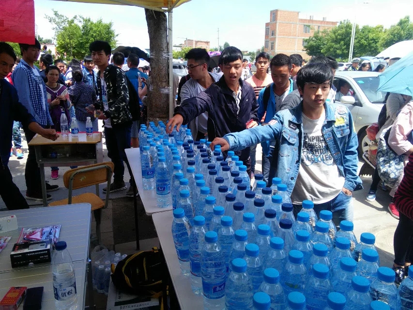 云南昭通高考   正道爱心送水 爱心助考